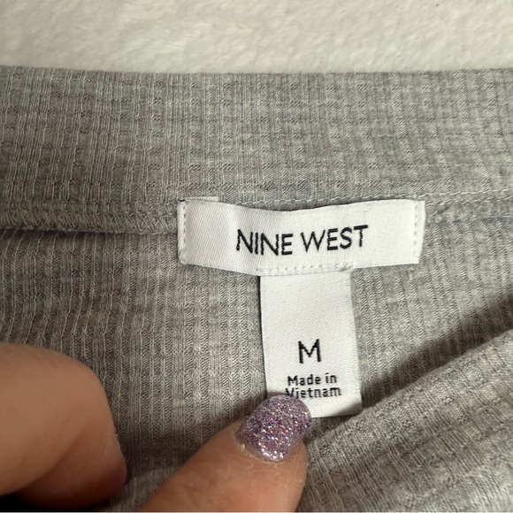Nine West size medium  Gray Off-Shoulder Top long sleeve - Picture 5 of 8